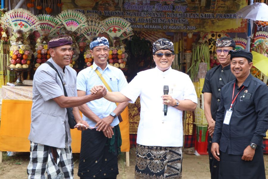 podiumnews.com-Wagub Bali Hadiri Ngaben Massal Perdana Desa Adat Mengandang