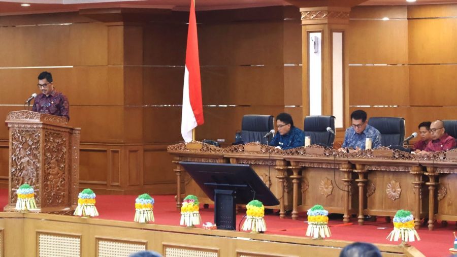 podiumnews.com-Wagub Bali Sampaikan Pendapat terhadap Raperda Perubahan Pajak dan Retribusi