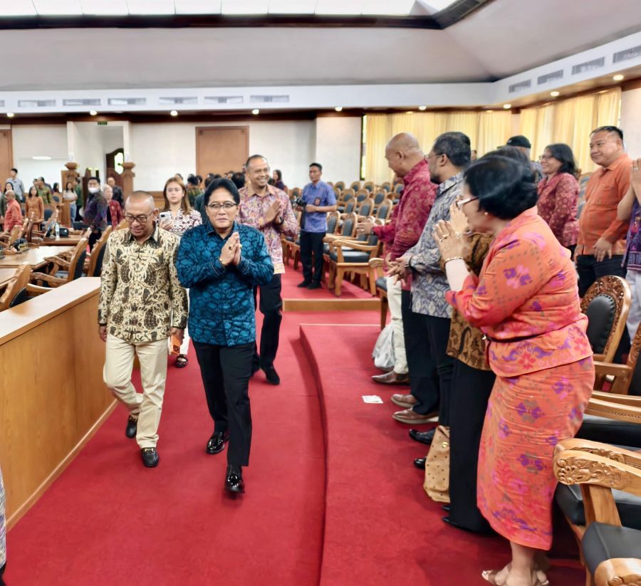 Wakil Gubernur Bali I Nyoman Giri Prasta saat menghadiri Rapat Paripurna ke-55 DPRD Provinsi Bali Masa Persidangan I Tahun Sidang 2026–2027, di Gedung DPRD Provinsi Bali, Denpasar, Senin (26/10/2026). (foto/sukadana)