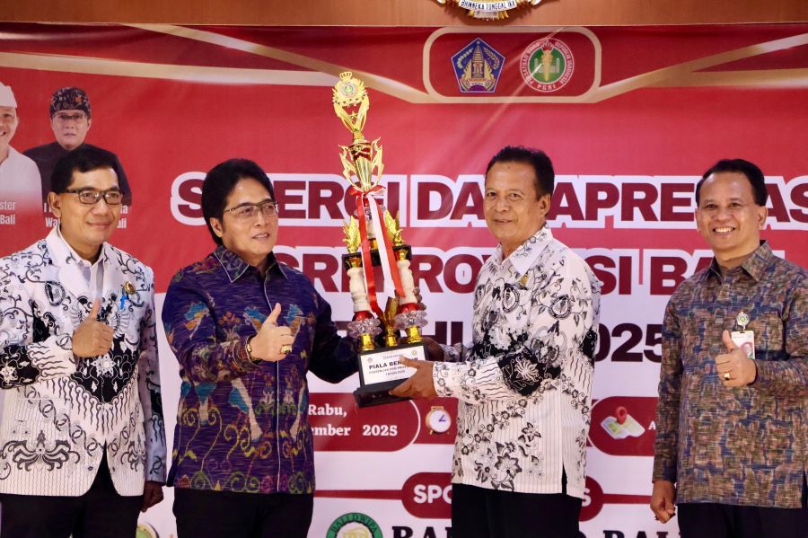 Wagub Giri Prasta pada acara Sinergi dan Apresiasi PGRI Bali Tahun 2025, Rabu (12/11/2025) di Denpasar. (Foto/Sukadana)
