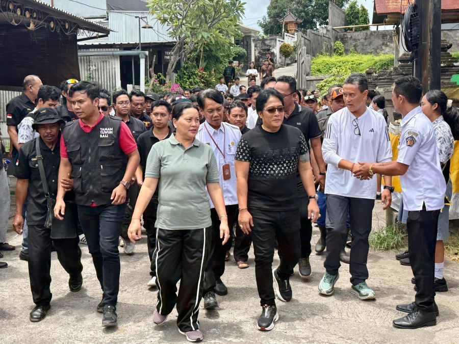 Wakil Gubernur Bali I Nyoman Giri Prasta didampingi Ny. Seniasih Giri Prasta meninjau langsung lokasi banjir bandang di Desa Banjar, Kecamatan Banjar, Kabupaten Buleleng, Bali, Rabu (11/3/2026). (Foto/sukadana)