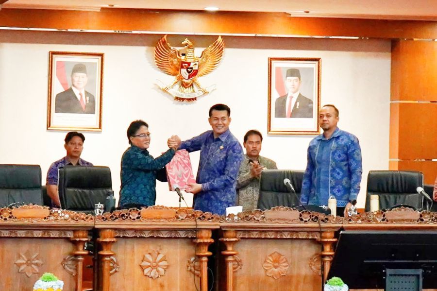 Wakil Gubernur Bali, I Nyoman Giri Prasta, menanggapi pandangan umum fraksi-fraksi terhadap Raperda tentang Pertanggungjawaban Pelaksanaan APBD Provinsi Bali Tahun Anggaran 2025 yang disampaikan oleh empat, di sidang paripurna DPRD Provinsi Bali, di Renon, Denpasar, Jumat (10/7/2026). (foto/sukadana)