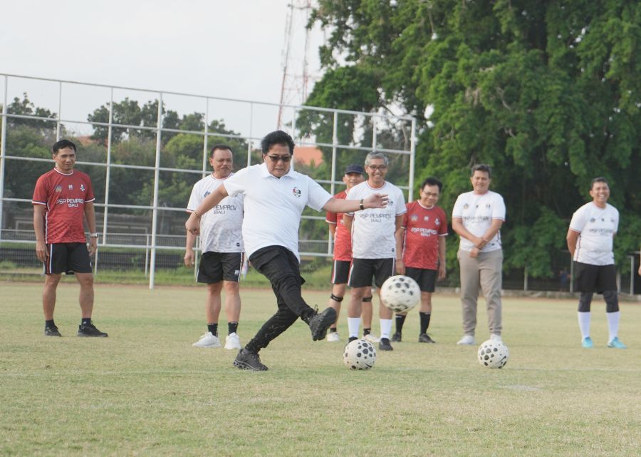 Wakil Gubernur Bali I Nyoman Giri Prasta, didampingi Sekretaris Daerah Provinsi Bali Dewa Made Indra, membuka Kompetisi Mini Soccer Kerthi Bali IV di Lapangan Sepak Bola Gelora Olahraga (GOR) Ngurah Rai, Denpasar, Bali, Senin (27/7/2016). (foto/sukadana)