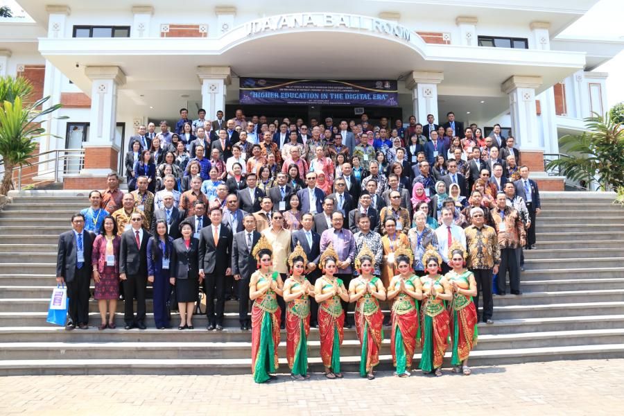 podiumnews.com-Cok Ace Dorong Kampus di Bali Kerjasama Bareng Universitas Luar Negeri