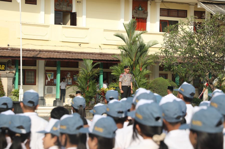 Wakapolda Bali Brigjen Pol. I Made Astawa, S.I.K.,M.Si., melaksanakan kunjungan ke SMA Negeri 1 Denpasar, Bali, Senin (19/10/2026). (foto/hes)