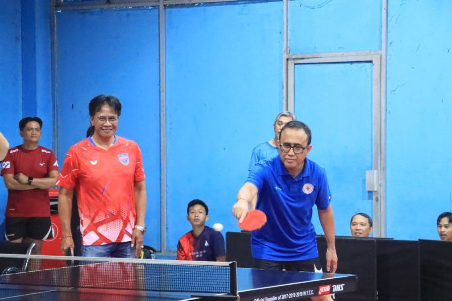Wali Kota Jaya Negara berpasangan dengan Direktur Utama RSUP Prof Ngoerah, dr I Wayan Sudana saat laga eksibisi pembukaan Turnamen Tenis Meja Proton Cup IV 2026 di GOR PTMSI Denpasar, Minggu (25/1/2026). (foto/sukadana)