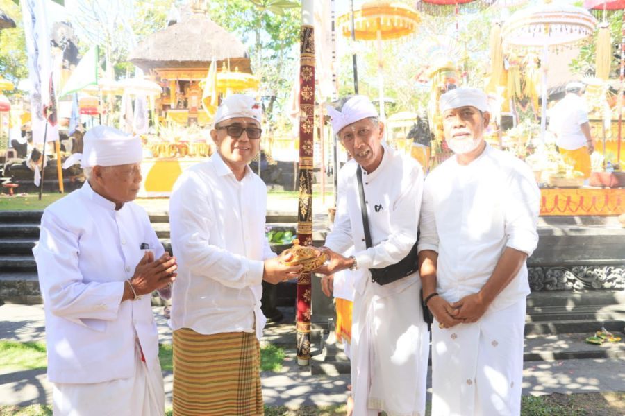 podiumnews.com-Walikota Denpasar Bakti Pujawali Padudusan Alit di Pura Luhur Candi Narmada