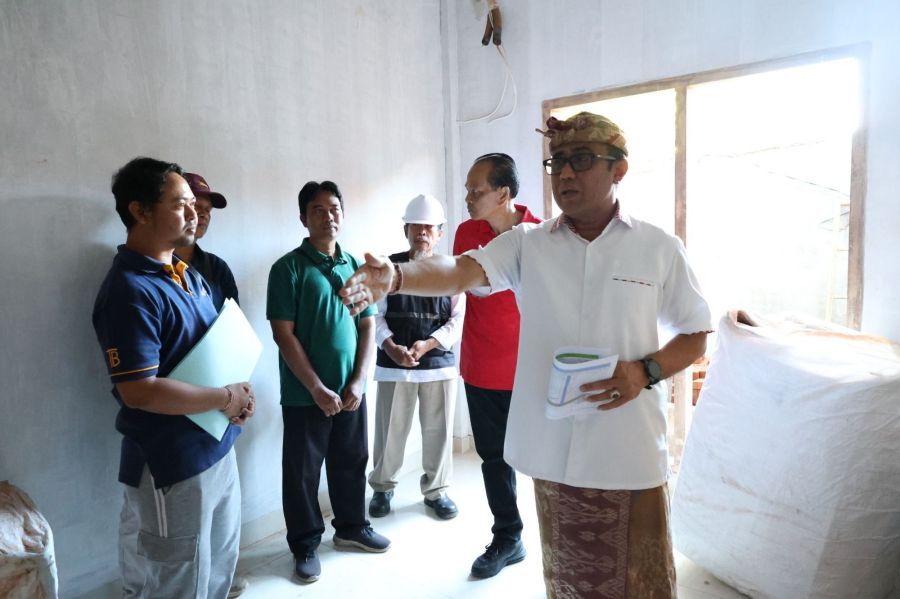 podiumnews.com-Walikota Denpasar Cek Pembangunan Rumah Singgah dan Pura