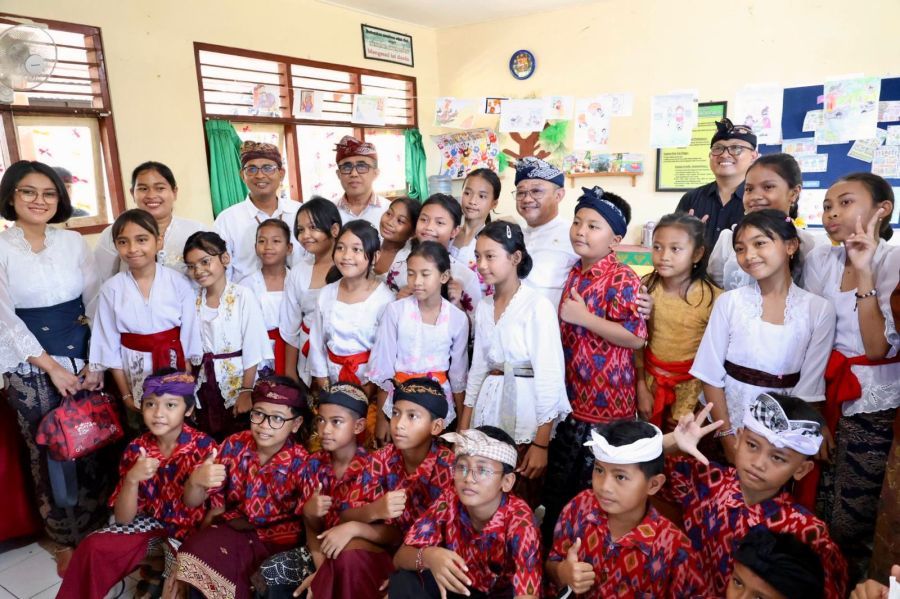 Walikota Denpasar, IGN Jaya Negara saat mendampingi Menteri Pendidikan Dasar dan Menengah Republik Indonesia, Prof. Dr. Abdul Mu'ti, M.Ed., beserta jajaran dalam melakukan kunjungan kerja peninjauan langsung pada program revitalisasi sekolah di SDN 6 Sumerta, Denpasar Timur, Denpasar, Bali, Kamis (7/5/2026). (foto/sukadana)