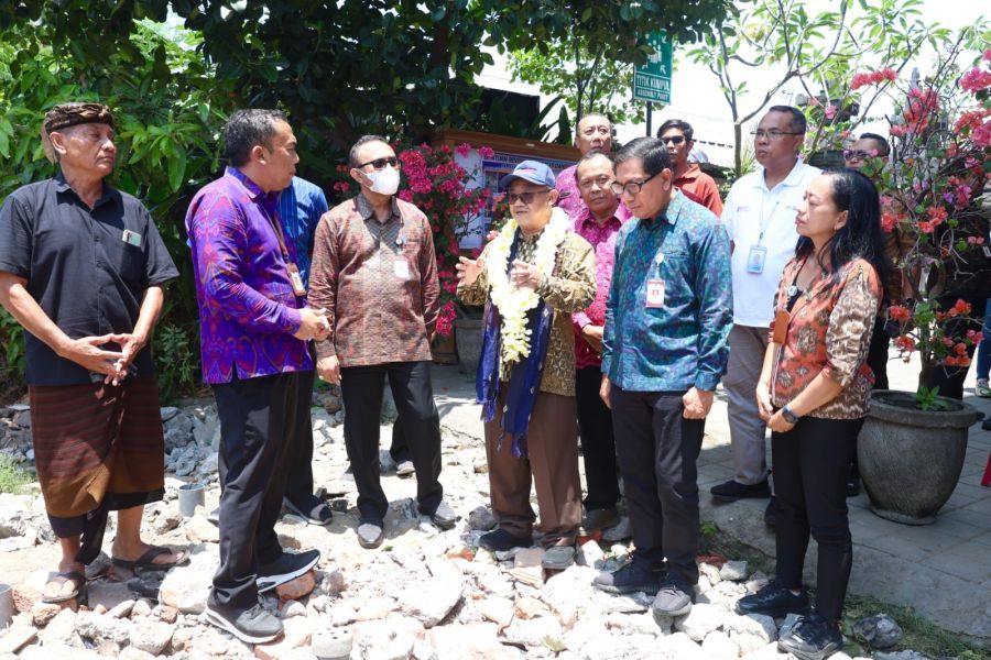 Menteri Pendidikan Dasar dan Menengah (Mendikdasmen) Abdul Mu’ti didampingi Walikota Denpasar, I Gusti Ngurah Jaya Negara meninjau proyek bantuan revitalisasi di SD Negeri 15 Dangin Puri, Desa Dangin Puri Kelod, Denpasar, Bali, Jumat (2/10/2026). (foto/sukadana)