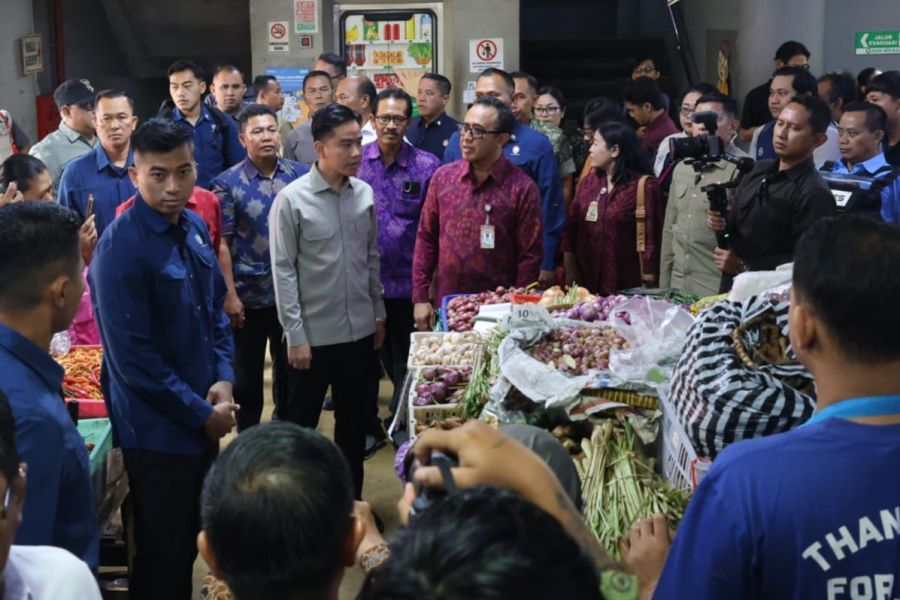 Walikota Denpasar, I Gusti Ngurah Jaya Negara bersama Gubernur Bali, Wayan Koster mendampingi Kunjungan Kerja Wakil Presiden RI, Gibran Rakabuming Raka ke Pasar Badung Kota Denpasar, Bali, Jumat (13/2/2026), (foto/sukadana)