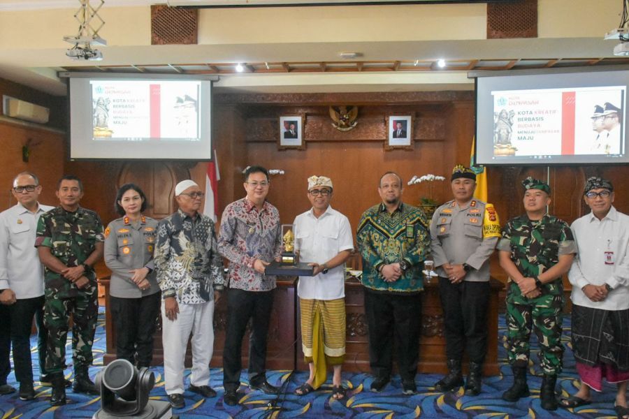 Walikota Denpasar, I Gusti Ngurah Jaya Negara bersama Forum Koordinasi Pimpinan Daerah (Forkopimda) Kota Denpasar saat menerima kunjungan kerja Bupati Bangka Barat, Markus didampingi Wakil Bupati Bangka Barat, H. Yus Derahman beserta jajaran Forkopimda Kabupaten Bangka Barat, Provinsi Kepulauan Bangka Belitung di Kantor Walikota Denpasar, Bali, Kamis (30/7/2026). (foto/sukadana)