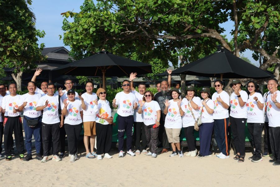 Walikota Denpasar, I Gusti Ngurah Jaya Negara, bersama delegasi dari berbagai negara di kawasan Asia Pasifik serta pimpinan perangkat daerah di lingkungan Pemerintah Kota Denpasar mengikuti kegiatan yoga bersama yang diselenggarakan CityNet Asia Pasific, di kawasan Pantai Sanur, Denpasar, Bali, Selasa (28/10/2025). (foto/sukadana)
