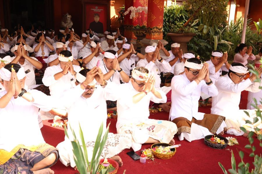 podiumnews.com-Walikota Denpasar dan Wawali Sembahyang Pujawali di Pura Praja Natha