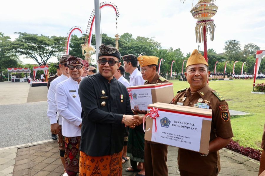 Walikota Denpasar, I Gusti Ngurah Jaya Negara pada kegiatan Upacara bendera peringatan Hari Pahlawan Tahun 2025 Kota Denpasar yang digelar di Lapangan Lumintang, Denpasar, Bali, Senin (10/11/2025) pagi. (foto/sukadana)