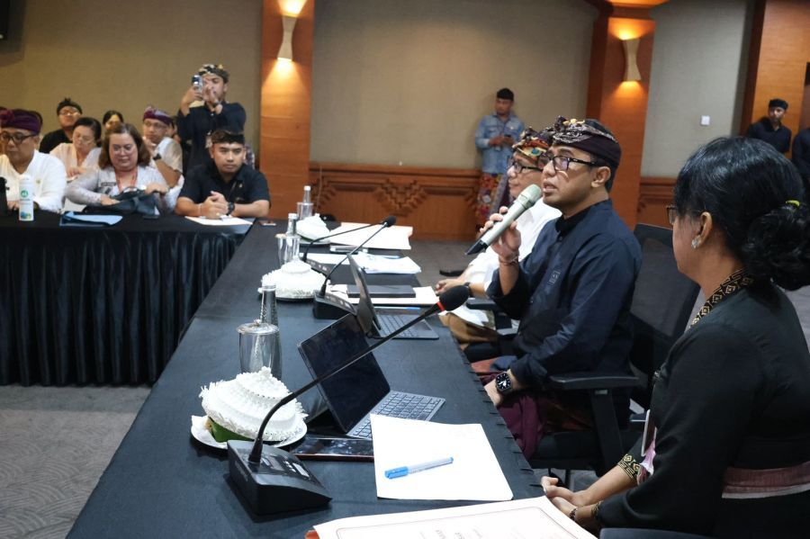 Walikota Denpasar, I Gusti Ngurah Jaya Negara, memimpin Rapat Penyusunan Laporan Penyelenggaraan Pemerintahan Daerah (LPPD), Laporan Keterangan Pertanggungjawaban (LKPJ), serta Standar Pelayanan Minimal (SPM) Tahun 2026 di Gedung Sewaka Dharma, Denpasar, Bali, Kamis (8/1/2026). (foto/sukadana)