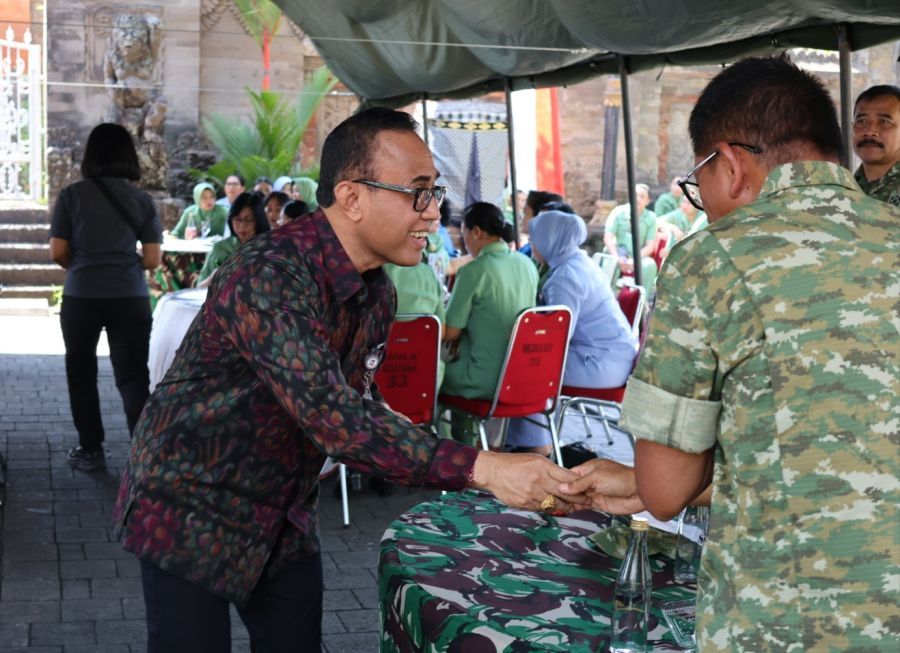 podiumnews.com-Walikota Denpasar Hadiri Bazar Murah TNI, Perkuat Sinergi Dan Ketahanan Pangan