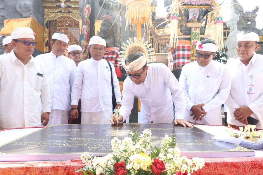 Walikota Denpasar, I Gusti Ngurah Jaya Negara, menghadiri rangkaian karya Mamungkah Ngenteg Linggih, Caru Manca Kelud, Nyatur Rebah, Lan Mupuk Pedagingan Pura Segara, Desa Adat Serangan, Denpasar, Bali, Senin (19/10/2026). (foto/sukadana)