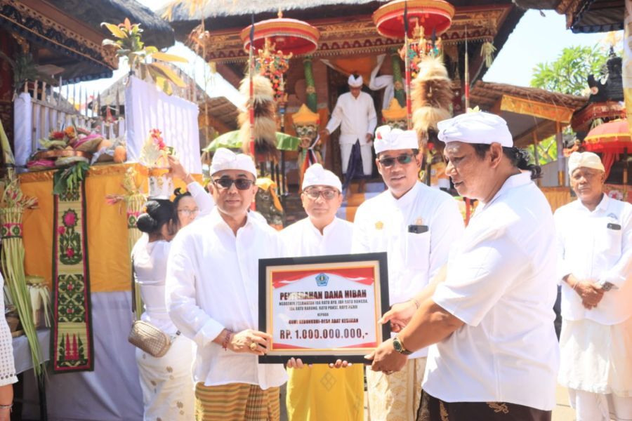 podiumnews.com-Walikota Denpasar Hadiri Karya Padudusan Agung di Desa Adat Kesiman