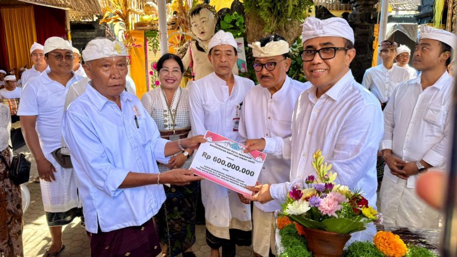 Walikota Denpasar, I Gusti Ngurah Jaya Negara saat menghadiri Karya Padudusan Alit, Ngenteg Linggih, dan Pecaruan Wreshpati Kalpha di Pura Dalem Kedatuan Kesiman, Denpasar,  Bali, Selasa (7/7/2026) bertepatan dengan rahina Anggara Kliwon Medangsia. (foto/sukadana)