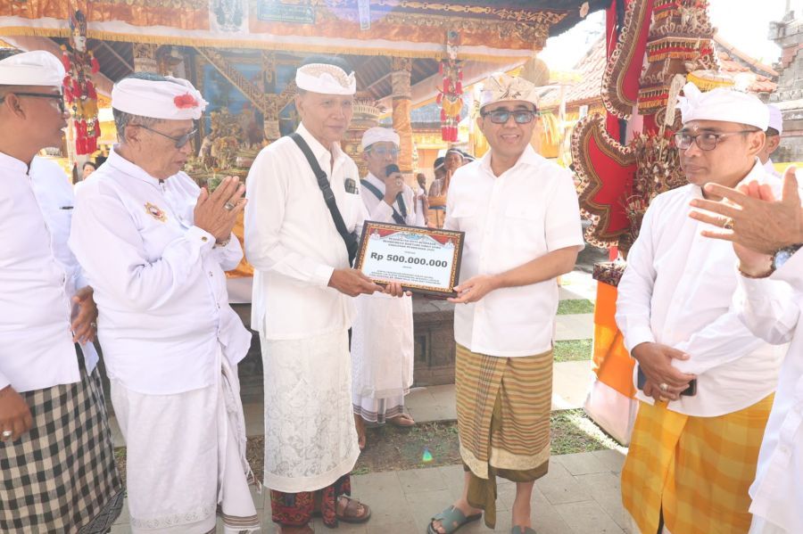 Walikota Denpasar, I Gusti Ngurah Jaya Negara saat menghadiri Karya Padudusan Wraspati Kalpa Agung Meyama Raja, Mendem Lan Mupuk Pedagingan Lan Ngenteg Linggih di Pura Buwitan Lan Hyang Kawitan Bandesa Mas, Desa Adat Pohgading, Desa Ubung Kaja, Denpasar, Bali, Rabu (21/10/2026). (foto/sukadana)