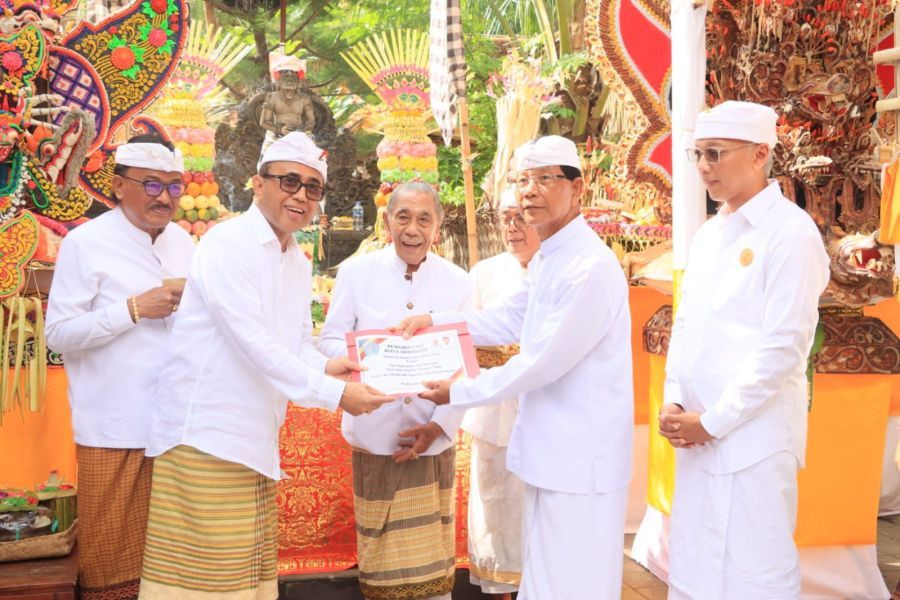 Walikota Denpasar I Gusti Ngurah Jaya Negara menghadiri rangkaian Karya Tawur dan melaksanakan penandatanganan prasasti, di Pura Kahyangan dan Pura Mrajapati Desa Adat Sumerta, Denpasar Timur, Denpasar, Bali, Kamis (28/5/2026). (foto/sukadana)