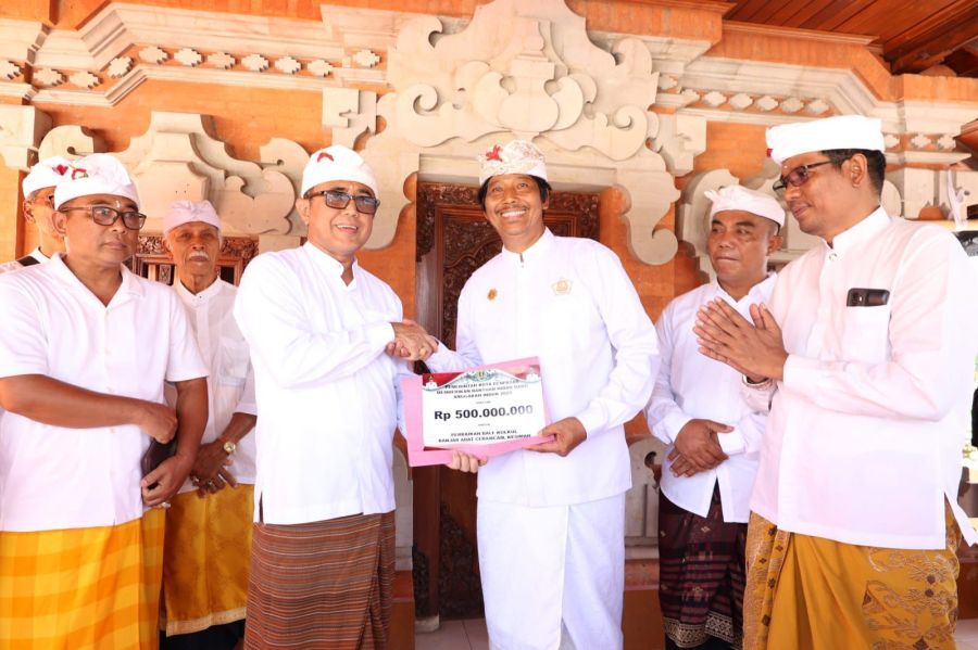 Walikota Denpasar I Gusti Ngurah Jaya Negara menghadiri upacara melaspas dan mendem pedagingan bale kulkul di Balai Banjar Ceramcam, Desa Adat Kesiman, Denpasar, Bali, Kamis (4/12/2025). (foto/sukadana)