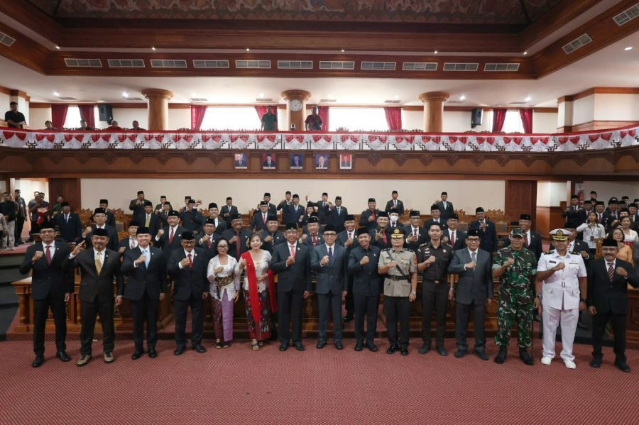 Walikota Denpasar I Gusti Ngurah Jaya Negara menghadiri Rapat Paripurna Istimewa Peresmian Pengucapan Sumpah/Janji Pengganti Antar Waktu (PAW) Anggota DPRD Kota Denpasar Sisa Masa Jabatan Tahun 2024-2029, di Ruang Sidang DPRD Kota Denpasar, Bali, Selasa (29/9/2026). (foto/sukadana)