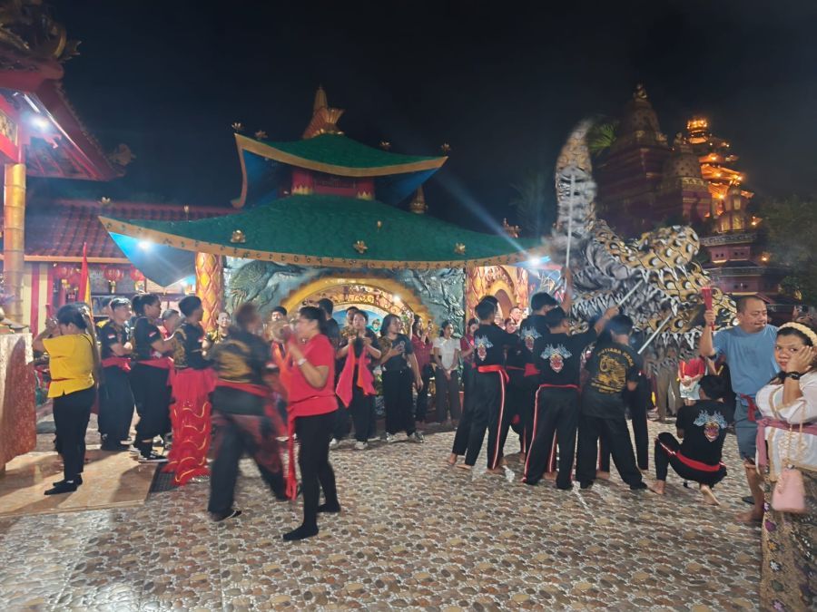 Walikota Denpasar, I Gusti Ngurah Jaya Negara menghadiri upacara Pemelaspasan Candi Bentar, Penyengker Setra, dan Jembatan Ring Pura Kahyangan Dalem Desa Adat Penatih, Kecamatan Denpasar Timur, Denpasar, Bali, Selasa (17/2/2026). (foto/sukadana)