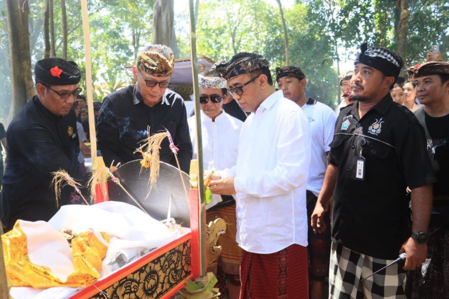 podiumnews.com-Walikota Denpasar Hadiri Puncak Karya Atiwa-Tiwa Desa Adat Kesiman