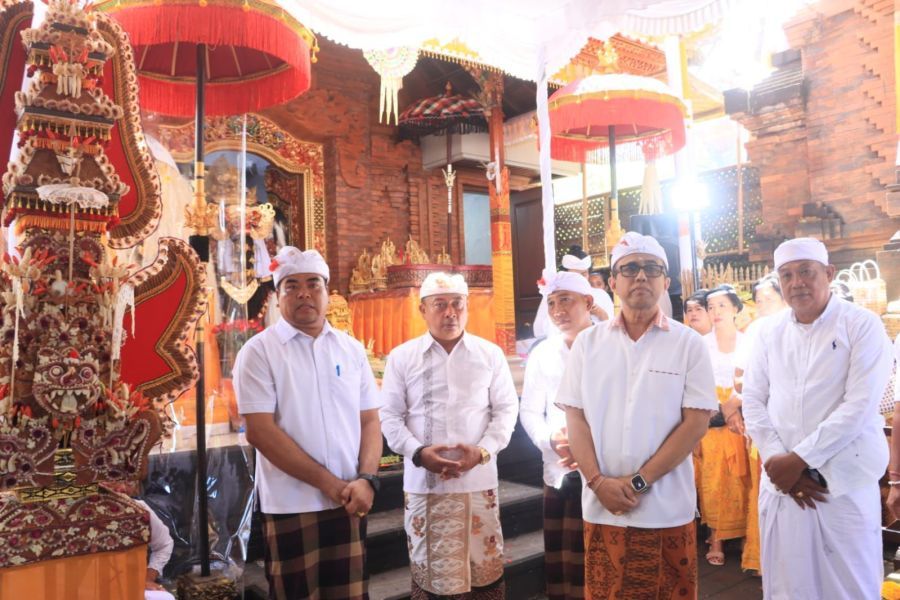 Walikota Denpasar, I Gusti Ngurah Jaya Negara saat menghadiri Puncak Karya di Pura Sor Waringin Ulun, Desa Padangsumbu, Kecamatan Denpasar Barat, Denpasar, Bali, Kamis (12/2/2026). (foto/sukadana)