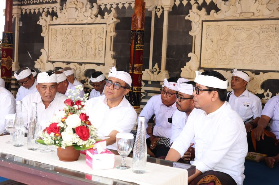 Walikota Denpasar I Gusti Ngurah Jaya Negara bersama Wakil Walikota Denpasar I Kadek Agus Arya Wibawa saat menghadiri Puncak Karya Ngenteg Linggih Mapedududsan Alit, Mapeingkup, Mapancalingga lan Nyatur di Pura Kahyangan Banjar Dukuh Pesirahan, Desa Adat Pedungan, Denpasar, Bali, Rabu (26/8/2026). (foto/sukadana)
