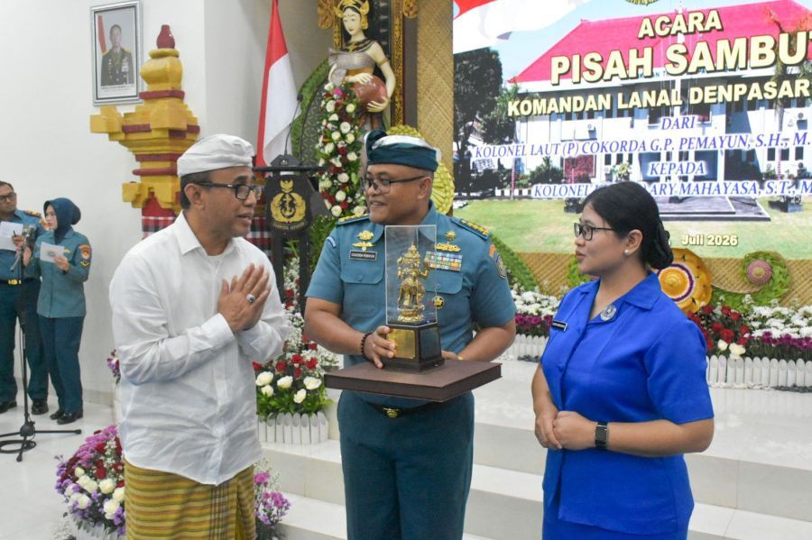 Walikota Denpasar, I Gusti Ngurah Jaya Negara saat menghadiri acara Serah Terima Jabatan (Sertijab) sekaligus Pisah Sambut Komandan Pangkalan TNI Angkatan Laut (Danlanal) Denpasar dari Kolonel Laut (P) Cokorda G.P. Pemayun, M.Sc., M.Tr.Hanla kepada Kolonel Laut (P) Ary Mahayasa, S.T., M.M.S., di Markas Komando Lanal Denpasar, Bali, Selasa (7/7/2026). (foto/sukadana)
