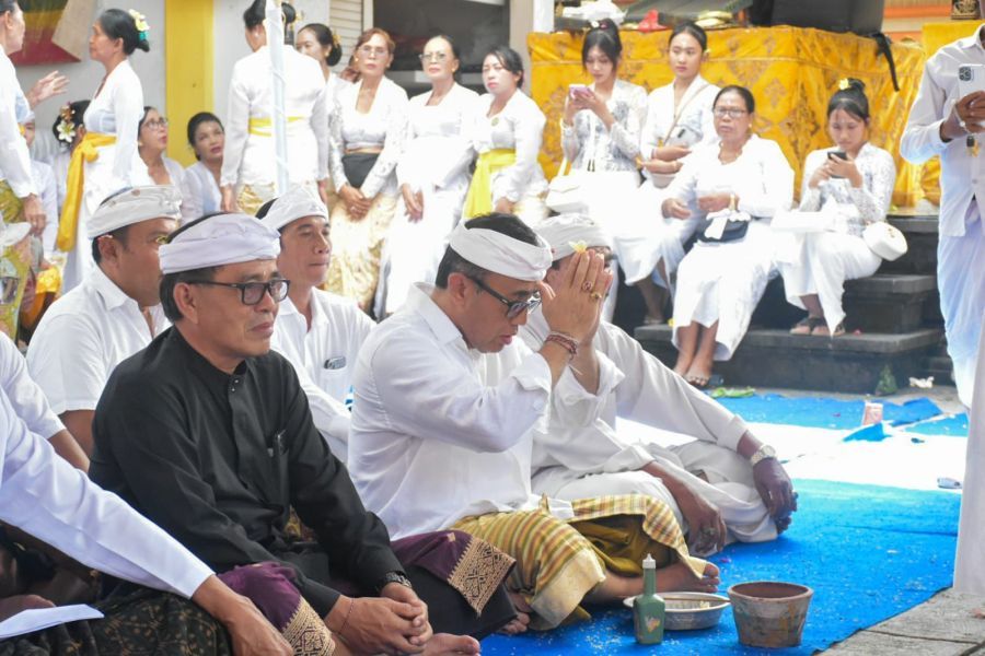 Walikota Denpasar, I Gusti Ngurah Jaya Negara menghadiri Upacara Ngeratep dan Pasupati Pelawatan Ratu Ayu di Pura Dalem Ulun Suan, Desa Pemecutan Kelod, Ddenpasar, Bali, Kamis (28/5/2026) bertepatan dengan Rahina Wraspati Kliwon Wuku Waregadean. (foto/sukadana)