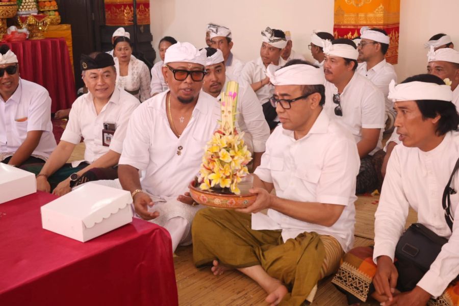 Walikota Denpasar, I Gusti Ngurah Jaya Negara menghadiri Upacara Pujawali dan Ngenteg Linggih, Padudusan Alit, Ngungkup Dewa Pura Banjar Dukuh Sari Desa Adat Sesetan, Denpasar, Bali, Rabu (26/8/2026). (foto/sukadana)