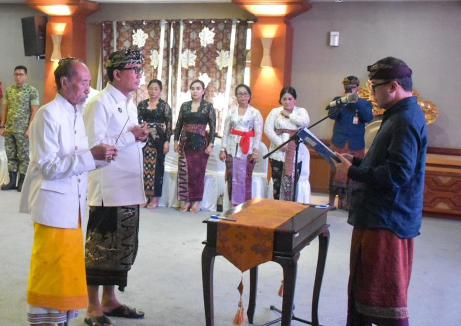 Walikota Denpasar, I Gusti Ngurah Jaya Negara saat melantik I Gusti Ngurah Eddy Mulya menjadi Sekretaris Daerah (Sekda) Kota Denpasar serta Kepala Inspektorat Kota Denpasar, Pejabat Administrator dan Pejawabat Pengawas di lingkungan Pemerintah Kota Denpasar yang digelar di Graha Sewakadarma Kota Denpasar, Bali, Jumat (30/1/2026). (foto/sukadana)