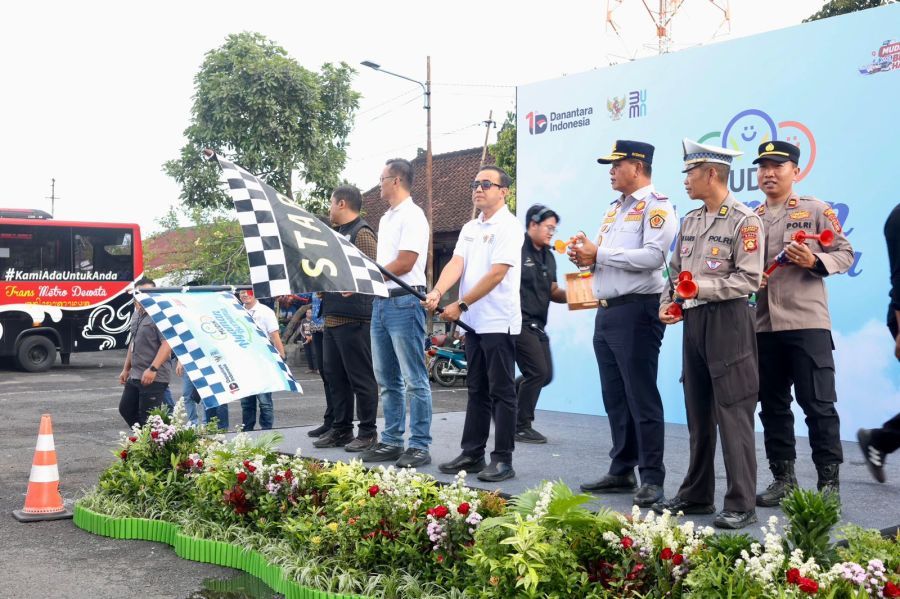 Walikota Denpasar Jaya Negara dan General Manager UID PLN Bali, Eric Rossi Priyo Nugroho saat melepas peserta mudik, di terminal Ubung, Denpasar, Bali, Selasa (17/3/2026). (Foto/sukadana)