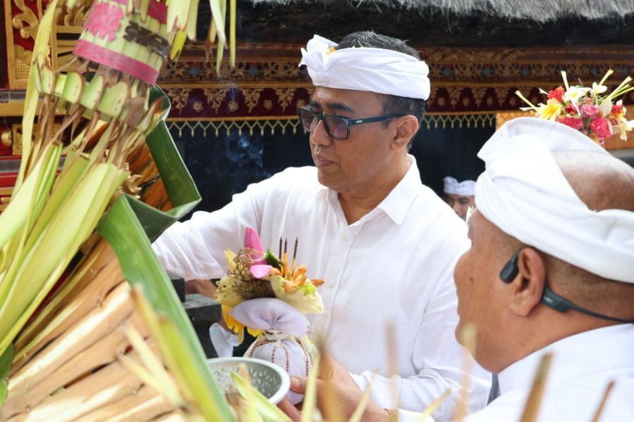 podiumnews.com-Walikota Denpasar Mendem Pedagingan di Pura Pemayun Banjar Tegal Gede