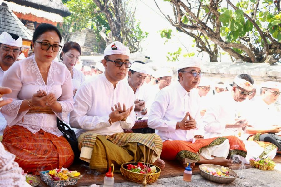 podiumnews.com-Walikota Denpasar Ngaturang Bhakti Penyineban di Pura Luhur Uluwatu