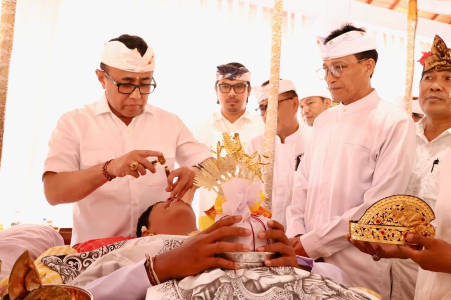 podiumnews.com-Walikota Denpasar Ngayah Nyangging di Pura Dalem Penataran Sari Banjar Pekandelan