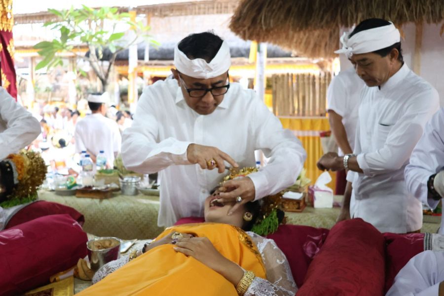 Walikota Denpasar I Gusti Ngurah Jaya Negara saat “ngayah” nyangging dalam rangkaian Karya Memungkah Ngenteg Linggih, Tawur Balik Sumpah Utama Pedudusan Agung di Pura Dalem Pengaotan, Desa Adat Bekul, Penatih Dangin Puri, Kecamatan Denpasar Timur, Denpasar, Bali, Kamis (28/5/2026). (foto/sukadana)