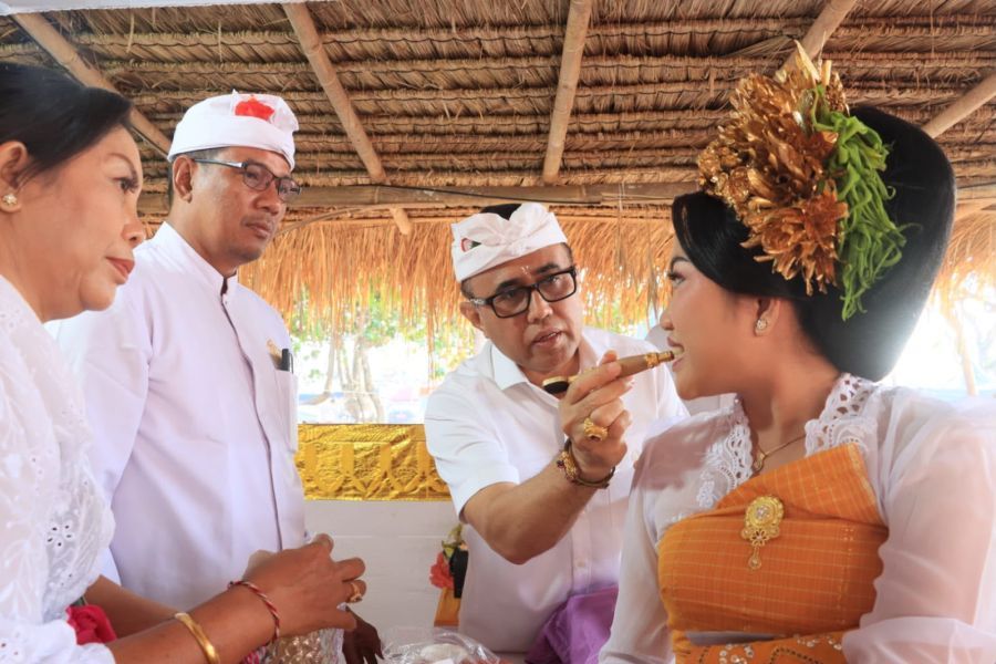 podiumnews.com-Walikota Denpasar Ngayah Nyangging Upacara Metatah Massal di Kesiman