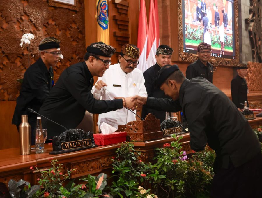 Walikota Denpasar I Gusti Ngurah Jaya Negara menyampaikan penjelasan atas usulan Rancangan Perubahan APBD Tahun 2026 serta Rancangan APBD Tahun 2027 dalam Sidang Paripurna ke-15 DPRD Kota Denpasar, di Gedung DPRD Kota Denpasar, Bali, Kamis (10/9/2026). (foto/sukadana)
