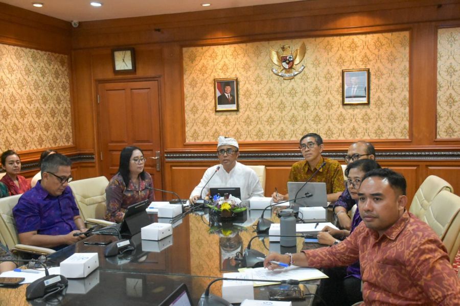 Walikota Denpasar, I Gusti Ngurah Jaya Negara saat mengikuti kegiatan Presentasi Validasi Data Indeks Pengelolaan Keuangan Daerah (IPKD) Tahun Anggaran 2024 Tahun Ukur 2025 yang dilaksanakan secara daring dari Kantor Walikota Denpasar, Bali, Kamis (18/6/2026). (foto/sukadana)