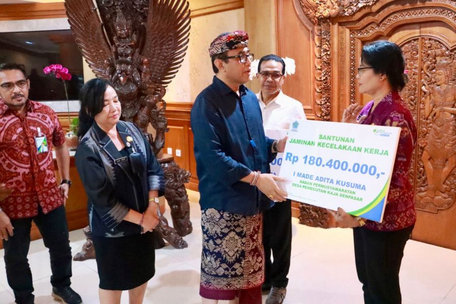 podiumnews.com-Walikota Denpasar Salurkan Santunan JKK BPJS Ketenagakerjaan Kepada Ahli Waris