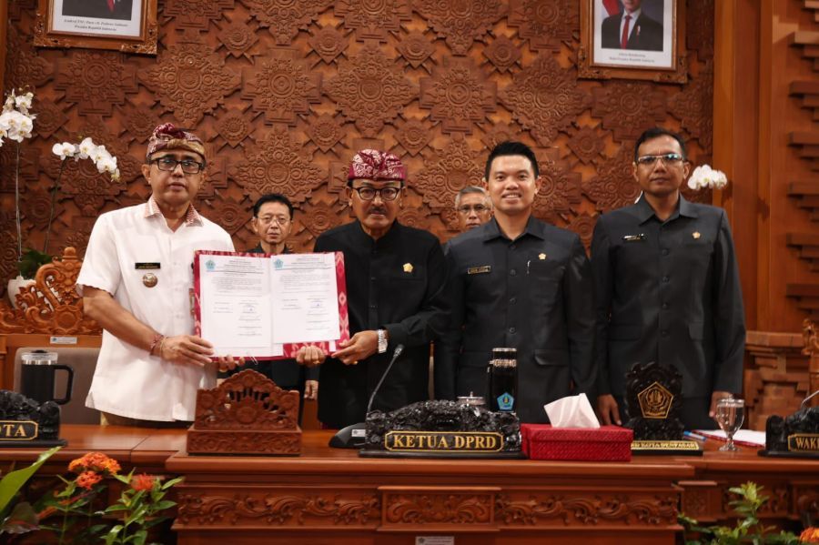 Walikota Denpasar, I Gusti Ngurah Jaya Negara menyampaikan secara resmi Laporan Keterangan Pertanggung Jawaban (LKPJ) Walikota Denpasar TA 2025 di hadapan Sidang Paripurna DPRD Kota Denpasar yang dipimpin Ketua DPRD Kota Denpasar, I Gusti Ngurah Gede di Gedung DPRD Kota Denpasar, Bali, Rabu (25/3/2026). (foto/sukadana)