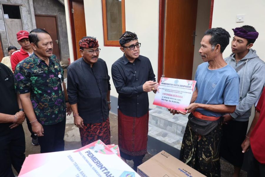 Walikota Denpasar I Gusti Ngurah Jaya Negara saat menyerahkan bantuan bedah rumah atau bantuan untuk merehabilitasi Rumah Tidak Layak Huni (RTLH) secara simbolis kepada 18 warga kurang mampu, yang dilaksanakan di salah satu rumah warga penerima di Jalan Noja, Kesiman Petilan, Denpasar, Bali, Jumat (5/12/2025). (foto/sukadana)