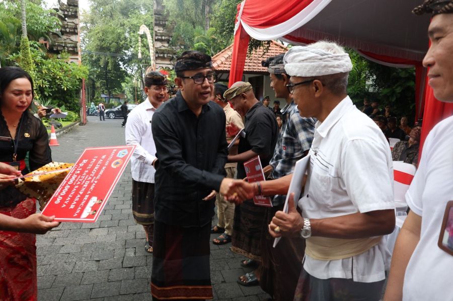 podiumnews.com-Walikota Denpasar Serahkan Bantuan Pasca Bencana Kepada 87 Penerima