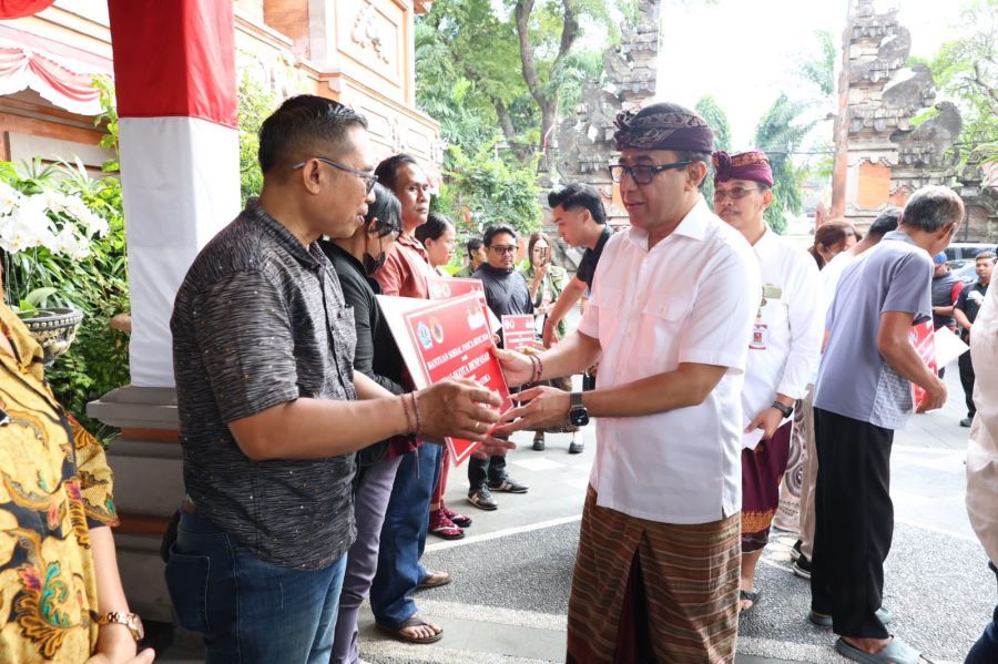 Walikota Denpasar, I Gusti Ngurah Jaya Negara saat menyerahkan secara simbolis bantuan pasca bencana kepada 25 perwakilan penerima di lobi Kantor Wali Kota Denpasar, Bali, Jumat (14/8/2026) pagi. (foto/sukadana)
