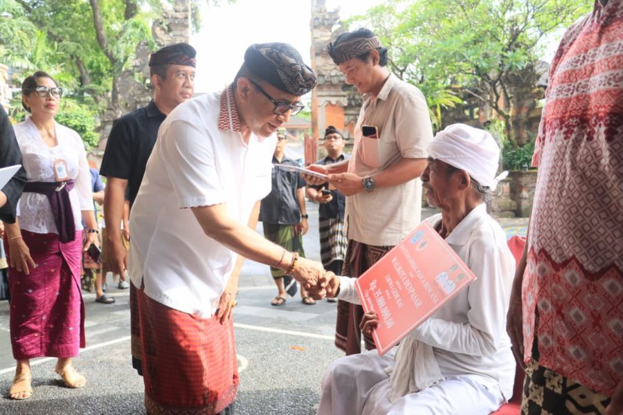 Walikota Denpasar, I Gusti Ngurah Jaya Negara didampingi Kepala Pelaksana BPBD Kota Denpasar, Ida Bagus Made Purwanasara saat menyerahkan bantuan sosial dan santunan kepada 16 warga yang terdampak bencana kebakaran, di Kantor Wali Kota Denpasar, Bali, Kamis (29/10/2026). (foto/sukadana)